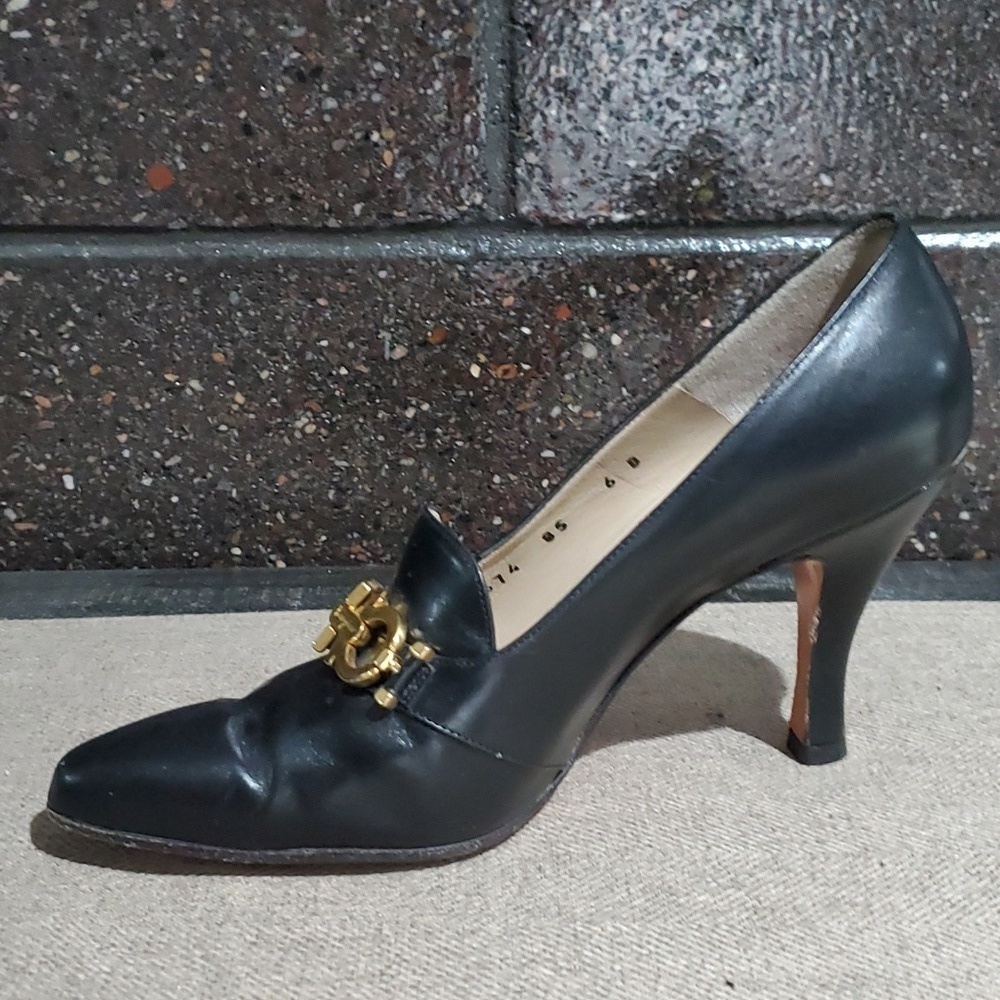 SALVATORE FERRAGAMO BLACK HEELS GOLD GANCINI HORSE BIT LEATHER OLD MONEY LUXURY - Picture 6 of 12